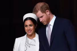 Hoàng tử Anh Harry (phải) và Công nương Meghan Markle (trái) sau khi tham dự một sự kiện ở London ngày 11/3/2019. (Ảnh: AFP/TTXVN)
