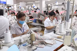 Sản xuất hàng may mặc tại Công ty Cổ phần Thương mại xuất nhập khẩu May Phương Nam (quận Gò Vấp). (Ảnh: Thanh Vũ/TTXVN)