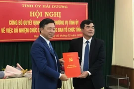 Phó Bí thư Thường trực Tỉnh ủy Hải Dương Phạm Xuân Thăng (bên trái) trao Quyết định điều động và bổ nhiệm Trưởng Ban Tổ chức Tỉnh ủy cho ông Nguyễn Hồng Sơn. (Ảnh: Mạnh Tú/TTXVN)