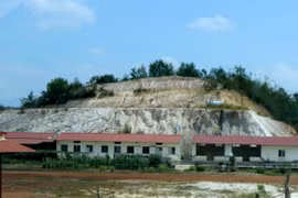 Một góc nhà xưởng khai thác, chế biến đất sét, cao lanh của Công ty TNHH Cường Thắng. (Ảnh: Hưng Thịnh/TTXVN)