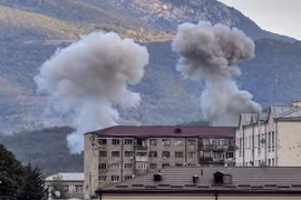 Khói bốc lên sau một vụ pháo kích trong xung đột giữa lực lượng Armenia và Azerbaijan tại thành phố Stepanakert, thủ phủ khu vực tranh chấp Nagorny-Karabakh ngày 9/10/2020. (Ảnh: AFP/TTXVN)