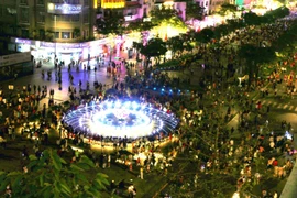 Người dân đi dạo tại phố đi bộ Nguyễn Huệ (quận 1) Thành phố Hồ Chí Minh. (Ảnh: Thanh Vũ/TTXVN)