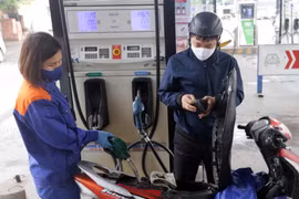 Mua bán xăng dầu tại cây xăng trên phố Lương Yên, quận Hai Bà Trưng, Hà Nội. (Ảnh: Trần Việt/TTXVN)