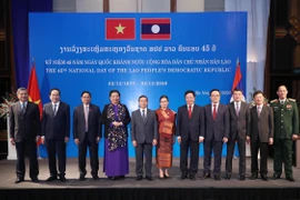 Các đồng chí Lãnh đạo Đảng, Nhà nước và đại biểu dự chiêu đãi kỷ niệm 45 năm Quốc khánh Cộng hòa dân chủ nhân dân Lào. (Ảnh: Lâm Khánh/TTXVN)
