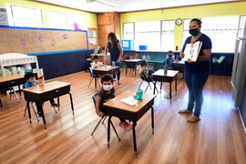 Học sinh và giáo viên đeo khẩu trang phòng lây nhiễm COVID-19 tại một lớp học ở Monterey Park, bang California, Mỹ, ngày 9/7/2020. (Ảnh: AFP/TTXVN)