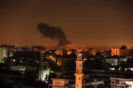 Khói bốc lên sau cuộc không kích của Israel tại Dải Gaza ngày 26/12/2020. (Ảnh: AFP/TTXVN)