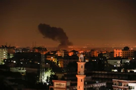 Khói bốc lên sau cuộc không kích của Israel tại Dải Gaza ngày 26/12/2020. (Ảnh: AFP/TTXVN)