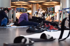 Hành khách mắc kẹt tại sân bay Vnukovo ở Moskva ngày 24/3/2020 sau khi Nga dừng các chuyến bay do lo ngại dịch COVID-19. (Ảnh: AFP/TTXVN)