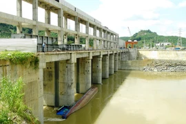 Tàu chở hàng bị đắm chắn ngang cửa van 11 của công trình Thủy điện Sông Lô 8B, gây cản trở việc di chuyển của các phương tiện thủy trên sông. (Nguồn: nhandan.com.vn)