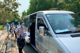 Bệnh nhân số 33 được xuất viện và sẽ tiếp tục cách ly y tế tại nơi cư trú. (Ảnh: Mai Trang/TTXVN)