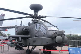 Máy bay trực thăng tấn công AH-64D của Không quân Singapore tại triển lãm .(Ảnh: Lê Dương/TTXVN)