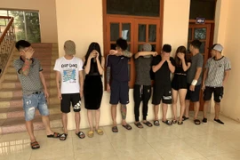 Các đối tượng tại cơ quan công an. (Ảnh: TTXVN phát)