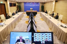 Thủ tướng Nguyễn Xuân Phúc tham dự Hội nghị Cấp cao APEC lần thứ 27 tại điểm cầu Hà Nội. (Ảnh: Thống Nhất/TTXVN)