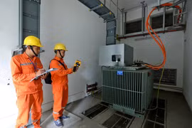 Công nhân công ty Điện lực Bắc Từ Liêm, Hà Nội, kiểm tra kỹ thuật các trạm biến áp. (Ảnh: Ngọc Hà/TTXVN)
