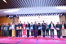 Ủy viên Bộ Chính trị, Phó Chủ tịch Thường trực Quốc hội Tòng Thị Phóng tặng quà lưu niệm cho các đồng chí nguyên đại biểu quốc hội. (Ảnh: Phương Hoa/TTXVN)