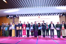 Ủy viên Bộ Chính trị, Phó Chủ tịch Thường trực Quốc hội Tòng Thị Phóng tặng quà lưu niệm cho các đồng chí nguyên đại biểu quốc hội. (Ảnh: Phương Hoa/TTXVN)