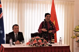 Phó Chủ tịch Thường trực Quốc hội Tòng Thị Phóng thăm ĐSQ Việt Nam và gặp gỡ cộng đồng Việt kiều tại Australia. (Ảnh: Nguyễn Minh/TTXVN)