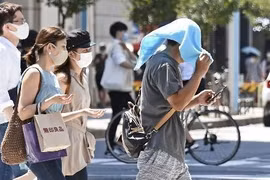 Người dân di chuyển dưới tiết trời nắng nóng kỷ lục tại Nagoya, Nhật Bản ngày 16/8/2020. (Ảnh: Kyodo/TTXVN)