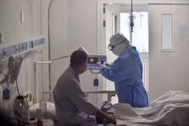 Nhân viên y tế chăm sóc bệnh nhân COVID-19 tại bệnh viện ở Bắc Kinh, Trung Quốc, ngày 16/6/2020. (Ảnh: THX/TTXVN)