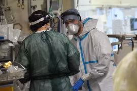 Nhân viên y tế làm việc tại bệnh viện điều trị cho bệnh nhân COVID-19 ở Bologna, Italy ngày 29/4/2020. (Ảnh: THX/TTXVN)
