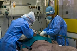 Nhân viên y tế chăm sóc bệnh nhân mắc COVID-19 tại một bệnh viện ở Athens, Hy Lạp, ngày 24/4/2020. (Ảnh: THX/TTXVN)