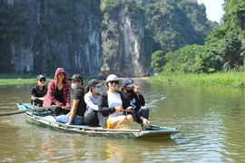 Du khách tham quan khu du lịch Tam Cốc trong ngày đầu được đón khách trở lại. (Ảnh: Minh Đức/TTXVN)