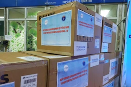 Temasek tặng 10 máy trợ thở, Nestle hỗ trợ dinh dưỡng cho tuyến đầu