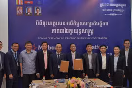 Lãnh đạo Công ty Viettel Cambodia (Metfone) thuộc Tập đoàn Viettel và Chi nhánh của Ngân hàng Quân đội (MB Cambodia) ký Bản ghi nhớ Hợp tác chiến lược. (Ảnh: Nguyễn Vũ Hùng/TTXVN)