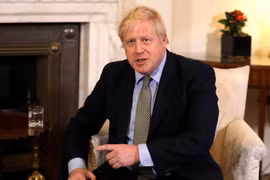 Thủ tướng Anh Boris Johnson phát biểu tại London, ngày 8/1/2020. (Ảnh: AFP/TTXVN)