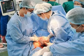 Các bác sỹ Bệnh viện Hùng Vương và Bệnh viện Nhi đồng Thành phố phối hợp phẫu thuật lấy thai an toàn cho bệnh nhi. (Ảnh: TTXVN)