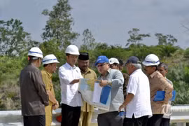 Tổng thống Indonesia Joko Widodo (thứ 3, trái) cùng các quan chức thị sát khu vực Bukit Soeharto Tahura thuộc tỉnh Đông Kalimantan, nơi được chọn để đặt thủ đô mới của nước này. (Ảnh: AFP/TTXVN)