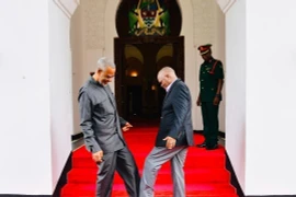 Tổng thống Tanzania John Magufuli và Tổng thư ký Đảng Mặt trận nhân dân đoàn kết Tanzania Seif Sharif Hamad thay nghi thức bắt tay bằng chạm chân nhằm tránh lây nhiễm bệnh viêm đường hô hấp cấp COVID-19. (Ảnh: Phi Hùng/TTXVN)