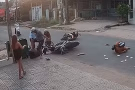 Hình ảnh đối tượng Lê Tấn Thành hành hung nữ sinh sau va chạm giao thông. (Ảnh: TTXVN phát)