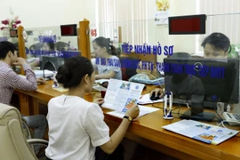 Giải quyết chế độ bảo hiểm cho người lao động. (Ảnh: Vietnam+)