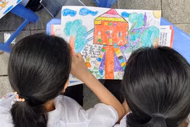 Trẻ em tham gia vào sáng tác tranh với thông điệp ngăn chặn lao động trẻ em. (Ảnh: PV/Vietnam+)
