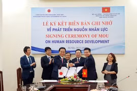 Lãnh đạo Bộ Lao động-Thương binh và Xã hội và tỉnh Kanagawa (Nhật Bản) ký bản ghi nhớ về phát triển nguồn nhân lực. (Ảnh: PV/Vietnam+)