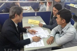 Doanh nghiệp phỏng vấn tuyển dụng lao động trở về từ Hàn Quốc. (Ảnh; PV/Vietnam+)