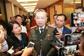 Bộ trưởng Bộ Công an Tô Lâm trả lời phỏng vấn báo chí bên hành lang Quốc hội. (Ảnh: Doãn Tấn/TTXVN) 