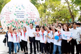 Bộ trưởng Đào Ngọc Dung cùng trẻ em gửi các thông điệp trong tháng hành động vì trẻ em. (Ảnh minh họa: PV/Vietnam+)