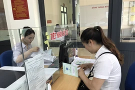 Giải quyết chế độ bảo hiểm cho người lao động. (Ảnh: PV/Vietnam+)