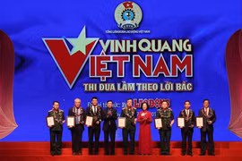 Chương trình vinh danh các tập thể xuất sắc. (Ảnh: PV/Vietnam+)