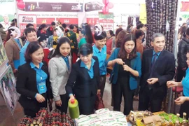 Gian hàng "0 đồng" tại “Ngày hội công nhân - Phiên chợ nghĩa tình” năm 2019. (Ảnh: PV/Vietnam+)