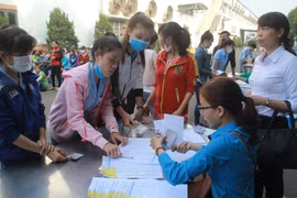 Trao tiền hỗ trợ cho công nhân có chủ doanh nghiệp bỏ trốn. (Ảnh minh họa: Lê Xuân/TTXVN)