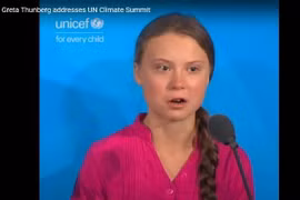 Em Greta Thunberg, nhà hoạt động trẻ em về biến đổi khí hậu người Thụy Điển nói lên thông điệp mạnh mẽ về trách nhiệm bảo vệ trẻ em. (Ảnh: PV/Vietnam+)