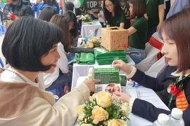 Sinh viên đang tìm hiểu thông tin việc làm tại Ngày hội việc làm 2019. (Ảnh: PV/VIetnam+)
