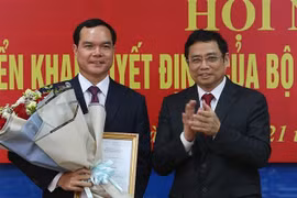 Ông Nguyễn Đình Khang nhận Quyết định của Bộ Chính trị về công tác cán bộ tại Tổng Liên đoàn Lao động Việt Nam. (Ảnh: Dương Giang/TXXVN)