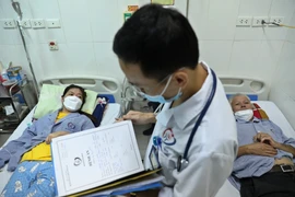 Bác sỹ thăm khám cho bệnh nhân số xuất huyết đang điều trị tại khoa Truyền nhiễm, bệnh viện đa khoa Đống Đa (Hà Nội). (Ảnh: Minh Quyết/TTXVN)