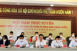 Đoàn đại biểu Thành ủy thành phố Móng Cái tham dự hội đàm trực tuyến. (Ảnh: TTXVN phát)