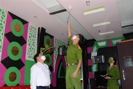 Lực lượng chức năng kiểm tra hệ thống báo cháy tự động tại một cơ sở karaoke. (Ảnh: Quốc Dũng/TTXVN)