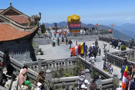 Khách du lịch chinh phục đỉnh Fansipan. (Ảnh: Quốc Khánh/TTXVN)